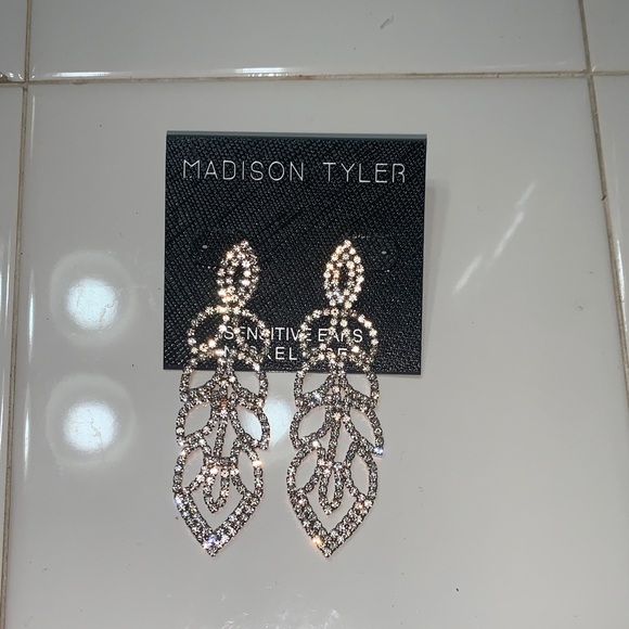 Madison Jewelry - New Madison Tyler Sparkling Silver Leaf Earrings